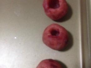 月饼馅用筷子戳洞  这一步一定要小心 底稍微厚点 用筷子头把洞扩大 比4克巧克力酱的量更大一些 保证完整不裂 慢慢把口收小一点