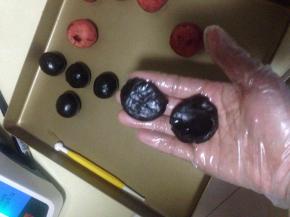 取一份月饼皮一分为二 分别压扁