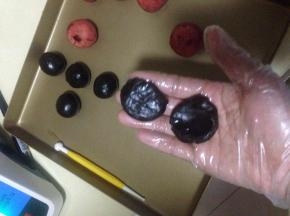 取一份月饼皮一分为二 分别压扁