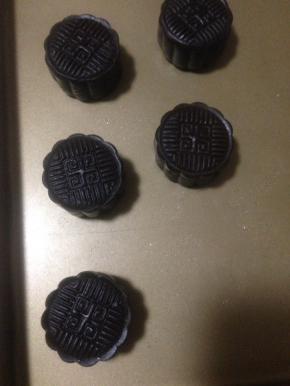 烤箱预热180度 烤10～12分钟 即可