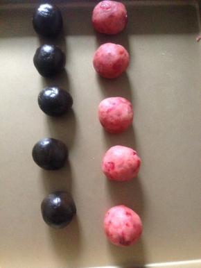 月饼皮搓圆备用