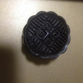 找一片喜欢的花片装到模子里 稍微使劲压好 推出来 月饼做好