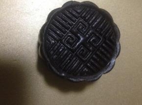 找一片喜欢的花片装到模子里 稍微使劲压好 推出来 月饼做好