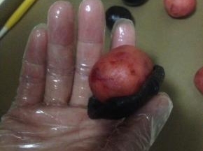 那一片压扁的月饼皮包住处理好的月饼馅 包平整 再用另一片盖在另一半馅上 对着把接缝推平