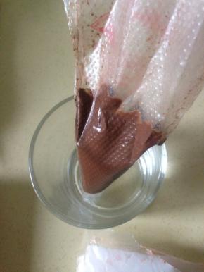 巧克力酱装入裱花袋 一个月饼4克馅 根据自己要做的月饼量装