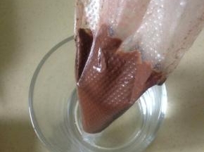 巧克力酱装入裱花袋 一个月饼4克馅 根据自己要做的月饼量装