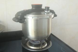 上灶煮至上汽后转小火焖15分钟