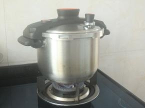 上灶煮至上汽后转小火焖15分钟