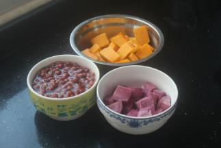 红豆我提前泡了一天一夜，其实不用泡那么久，我是泡忘记了，泡一天或者一晚上即可。紫薯和南瓜都洗来切大块