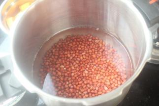 先放红豆进高压锅，加三小碗清水