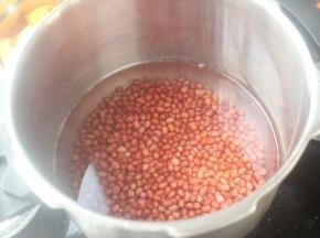 先放红豆进高压锅，加三小碗清水