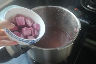 能打开的时候加进紫薯再上灶敞开盖子小火煮10分钟