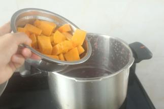 接着最后放进南瓜改成中小火煮