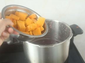 接着最后放进南瓜改成中小火煮