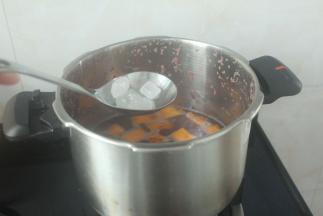 马上加入冰糖一起中小火煮至南瓜和紫薯熟透即可啦