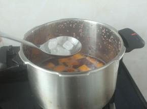 马上加入冰糖一起中小火煮至南瓜和紫薯熟透即可啦