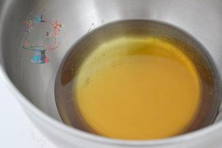 花生油和糖浆按量秤量在容器中