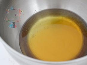花生油和糖浆按量秤量在容器中