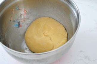 混合均匀无干粉之后。蒙上保鲜膜。室温静置2小时