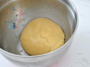 混合均匀无干粉之后。蒙上保鲜膜。室温静置2小时