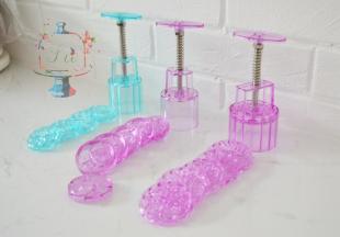 锵锵锵 ，阳晨的月饼模具登场 。中间淡紫色的花纹我觉得更适合做冰皮或者桃山皮。烤广式的话花纹容易模糊。。不要问我怎么知道的。 浅蓝色和最右75g的适合做广式，花纹立体印出来和最后烤好效果都不错