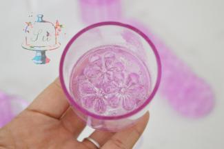 保险起见，模具中还是要撒手粉，滚动模具使附着均匀，然后轻磕掉多余的粉