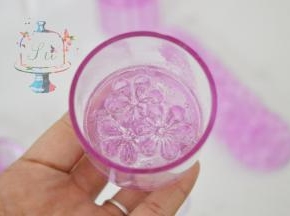 保险起见，模具中还是要撒手粉，滚动模具使附着均匀，然后轻磕掉多余的粉