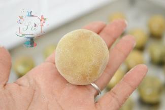 包好的月饼坯薄薄的滚一层粉就可以。不要太多。不然烤的时候容易开裂