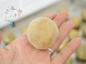 包好的月饼坯薄薄的滚一层粉就可以。不要太多。不然烤的时候容易开裂