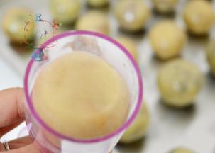 放入模具中，轻压一下。这个时候烤箱可以开始预热了。210℃预热