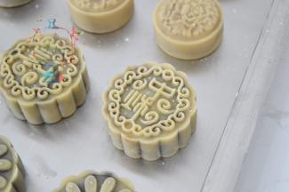 最后按在烤盘上脱模出来就可以了。这个中秋字样的花片是我最喜欢的~