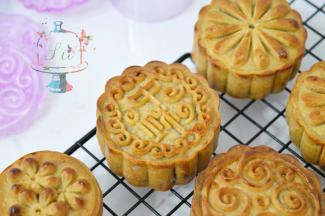 出炉晾凉，室温放置回油即可。不要看刚出炉好像丑丑的。一天后就会回油变软变得油亮亮的了