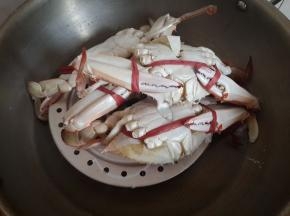 放蒸屉隔水大火蒸5分钟