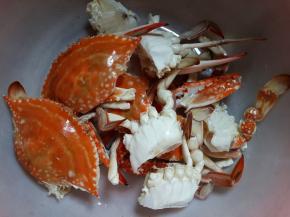 宰杀好，用小刷子里里外外统统刷个遍，沥一下水份