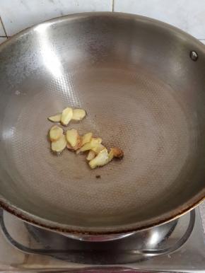 坐锅烧热后放少量油爆香姜片