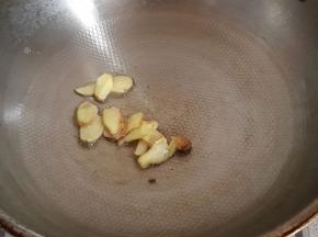 坐锅烧热后放少量油爆香姜片