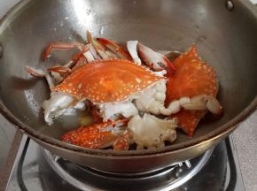 加半碗水。改大火烧开后转小火