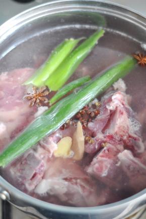 排骨要先经过飞水，去除血沫，为了去腥我在里面添加了一些葱、姜、花椒、大料，煮至水开捞出。取一块排骨炖汤，剩下的可以做红烧排骨等菜肴。