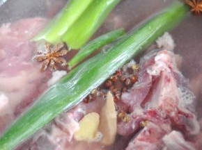 排骨要先经过飞水，去除血沫，为了去腥我在里面添加了一些葱、姜、花椒、大料，煮至水开捞出。取一块排骨炖汤，剩下的可以做红烧排骨等菜肴。