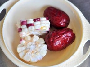 玉米切片、红枣洗净。