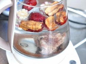 把排骨和玉米、红枣放入养生壶中，加入1000ML水，按下养生汤程序。