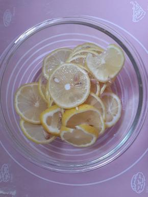 柠檬切片放保鲜玻璃碗里。
