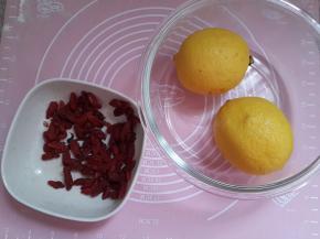 柠檬用盐搓洗干净晾干水分，枸杞洗净后晾干水分。