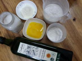所有的材料秤好备好。鸡蛋只留取蛋液。