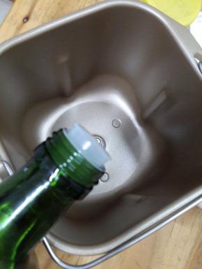 面包机桶里加入橄榄油。