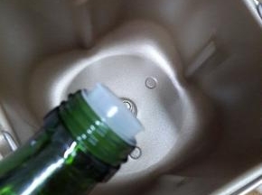 面包机桶里加入橄榄油。