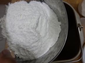 筛入低筋面粉和高筋面粉。