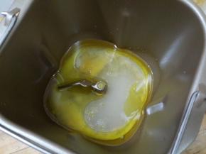 加入水，鸡蛋。盐，白糖。稍微用筷子什么的搅散一下。