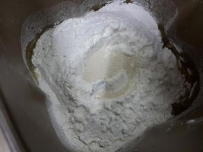 中间挖个洞，加入酵母粉。面包机启动和面程序。