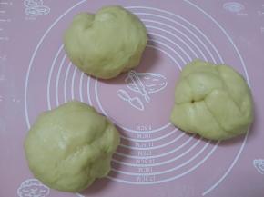 和好的面团取出分成三个一样的剂子。